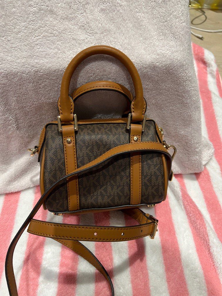 Michael kors handbag (Category: Women's Bags & Wallets) located in Liverpool. Submitted by bagsloversydney (Listing ID 1335495346, Image 2). Description: Got it long time ago and used handful times Size 18cm (fit phone and many things) .