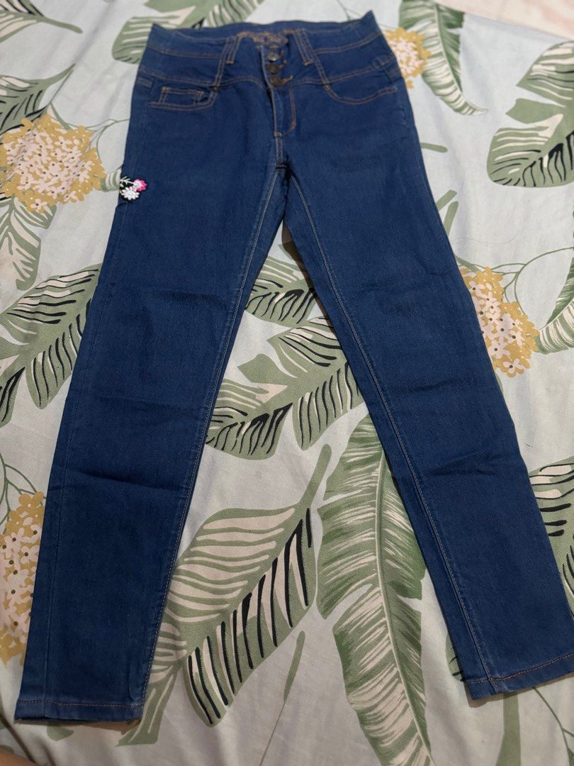 Pre-loved Jeans (Category: Jeans) located in Pasig City. Submitted by paimon12 (Listing ID 1335433131, Image 3). Description: .