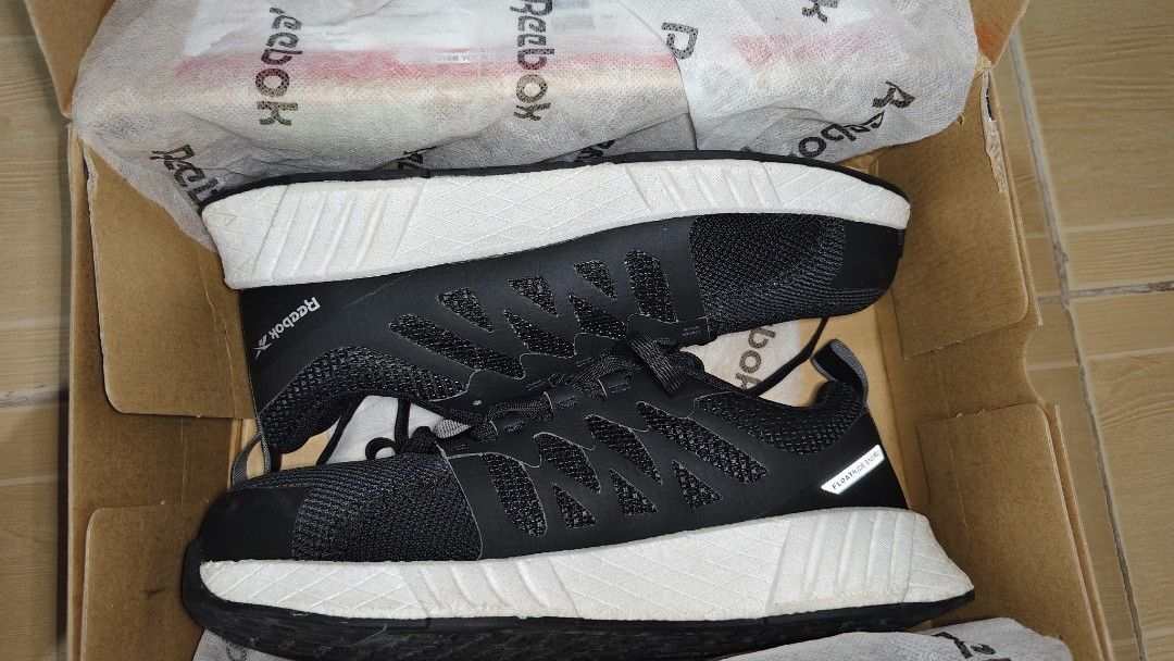Reebok Athletic Work Shoe Size 8.5M (Category: Sneakers) located in Las Pinas. Submitted by lodss91453 (Listing ID 1335516355, Image 3). Description: Fusion Flexweave Work Athletic work shoe RB413 Size 8.5M.