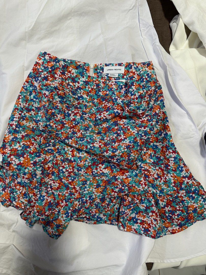 Urban Revivo Skirt (Category: Skirts) located in Manila. Submitted by elleeeeeeeeeeee (Listing ID 1335438263, Image 1). Description: Size- XS RFS- sobrang sikip na sa akin .