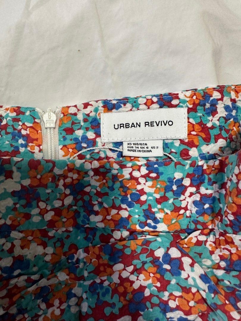 Urban Revivo Skirt (Category: Skirts) located in Manila. Submitted by elleeeeeeeeeeee (Listing ID 1335438263, Image 3). Description: Size- XS RFS- sobrang sikip na sa akin .
