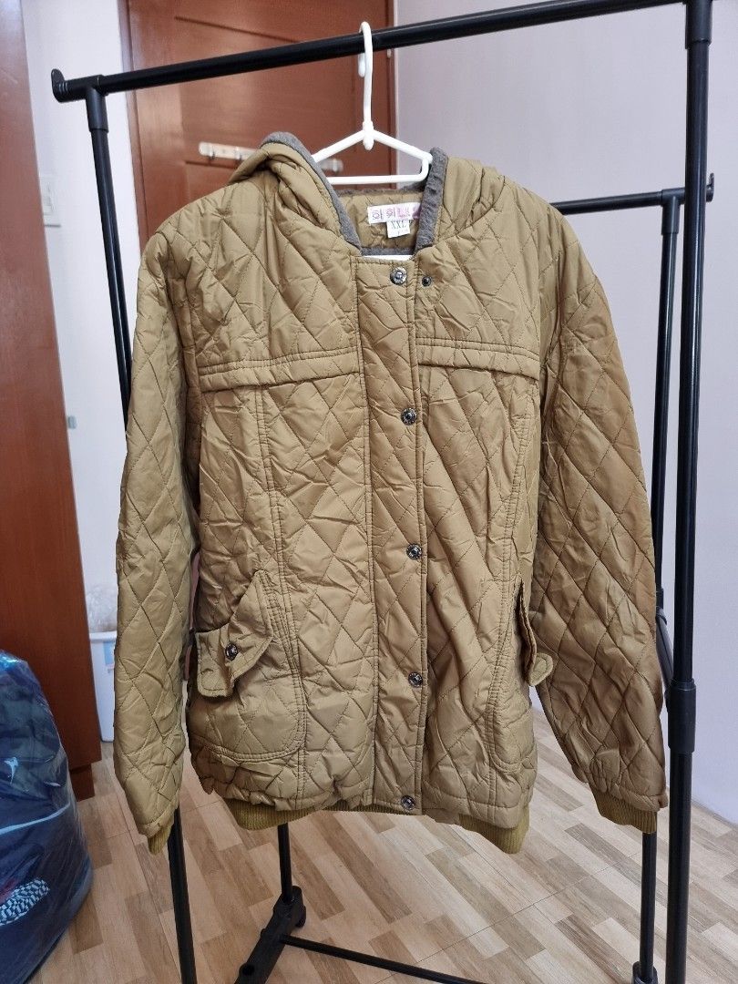 Warm puffer jacket Large women's (Category: Coats, Jackets and Outerwear) located in Paranaque City. Submitted by egg_shells (Listing ID 1335473819, Image 1). Description: Warm puffer jacket with fur inside fits large.