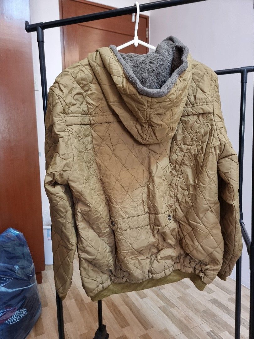 Warm puffer jacket Large women's (Category: Coats, Jackets and Outerwear) located in Paranaque City. Submitted by egg_shells (Listing ID 1335473819, Image 2). Description: Warm puffer jacket with fur inside fits large.