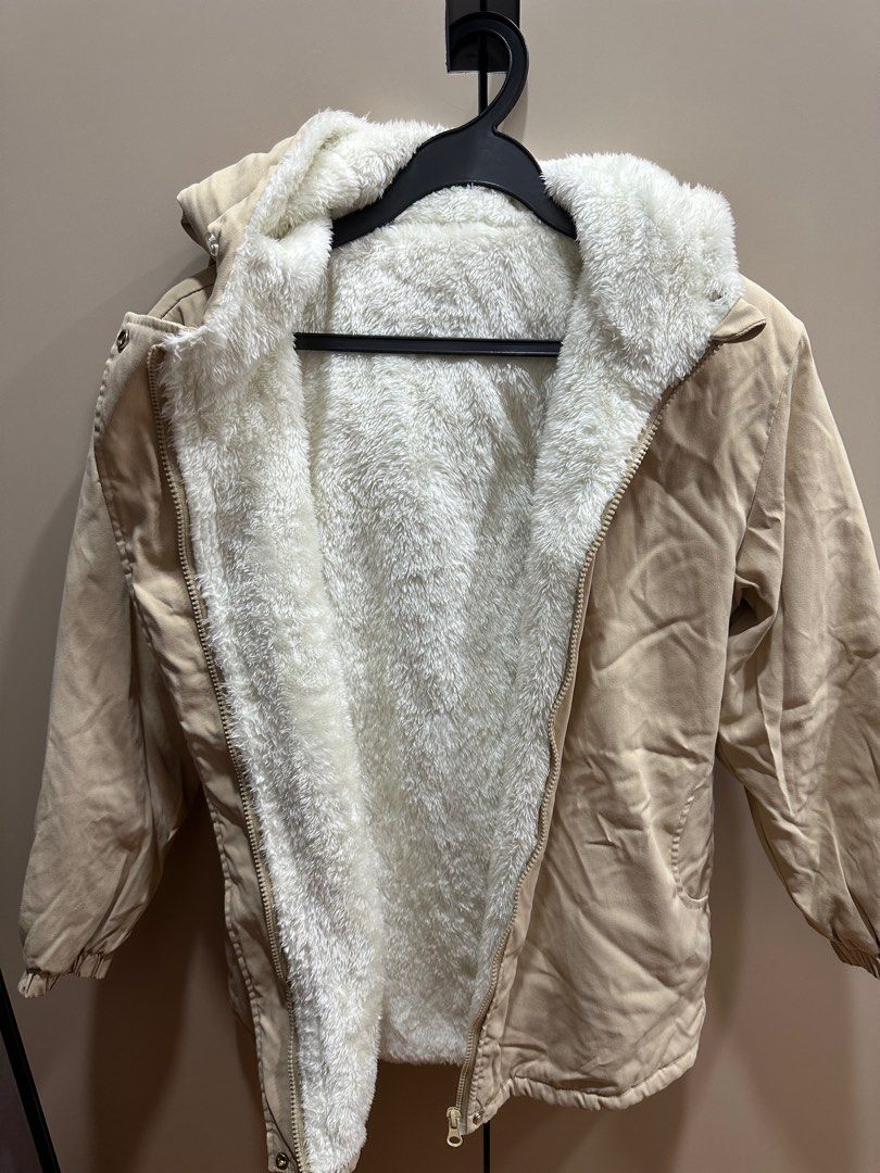 Winter Jacket (Category: Babies & Kids Fashion) located in Singapore. Submitted by hellooo14 (Listing ID 1335527460, Image 3). Description: My daughter wore this to Hokkaido. Good for beginning of winter. 11-12yrs old. No stains comes with waist belt. Comes with hood. Removable hood fur. .