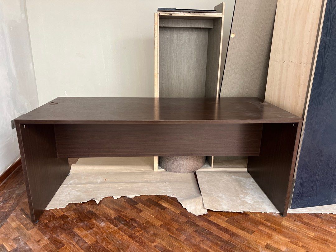 100% Solid Wood Table (Category: Tables & Sets) located in Singapore. Submitted by imsothic6 (Listing ID 1335665455, Image 1). Description: Cash and Carry.