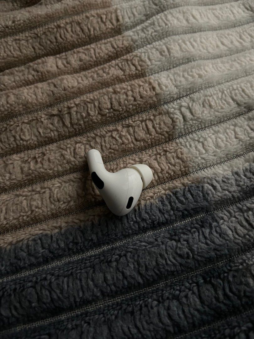 airpods pro 2 left pod (Category: Earphones) located in Manila. Submitted by m1tski (Listing ID 1335774933, Image 3). Description: original, no issue dm for more details ! lightning.