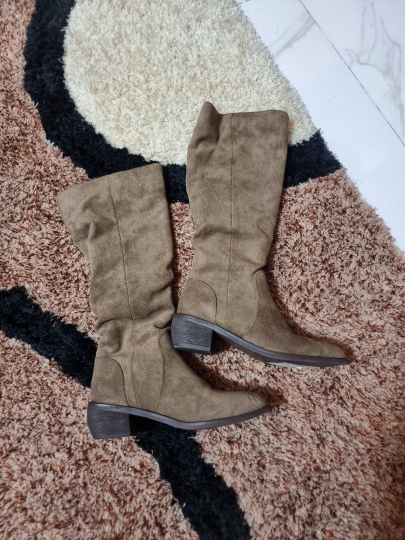 Auth Suede high boots size 6-6.5 perfect for winter (Category: Boots) located in Paranaque City. Submitted by egg_shells (Listing ID 1335635538, Image 2). Description: in almost new condition very comfy, soft and warm bought from Shanghai China.