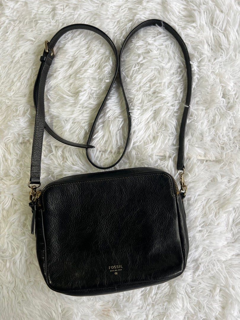 Authentic Fossil 1954 Crossbody Bag (Category: Luxury Bags & Wallets) located in Nagcarlan. Submitted by itsmiholai (Listing ID 1335688701, Image 1). Description: See photos! 😊.