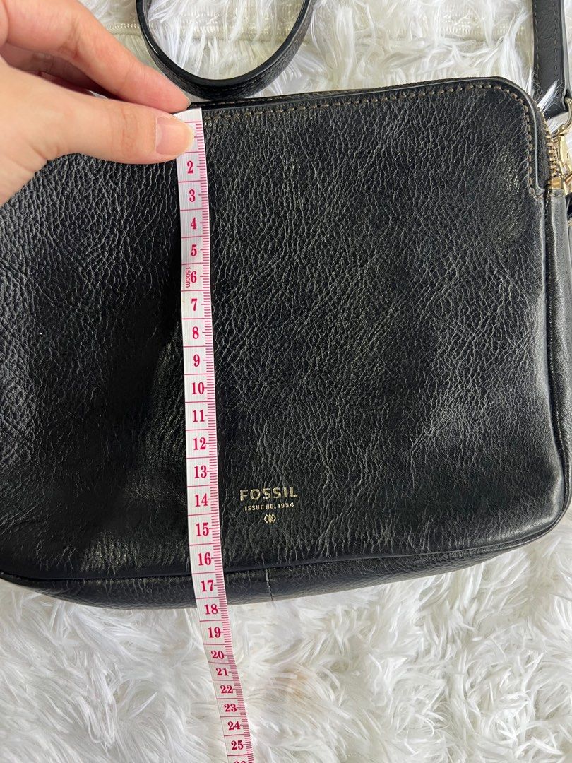 Authentic Fossil 1954 Crossbody Bag (Category: Luxury Bags & Wallets) located in Nagcarlan. Submitted by itsmiholai (Listing ID 1335688701, Image 2). Description: See photos! 😊.