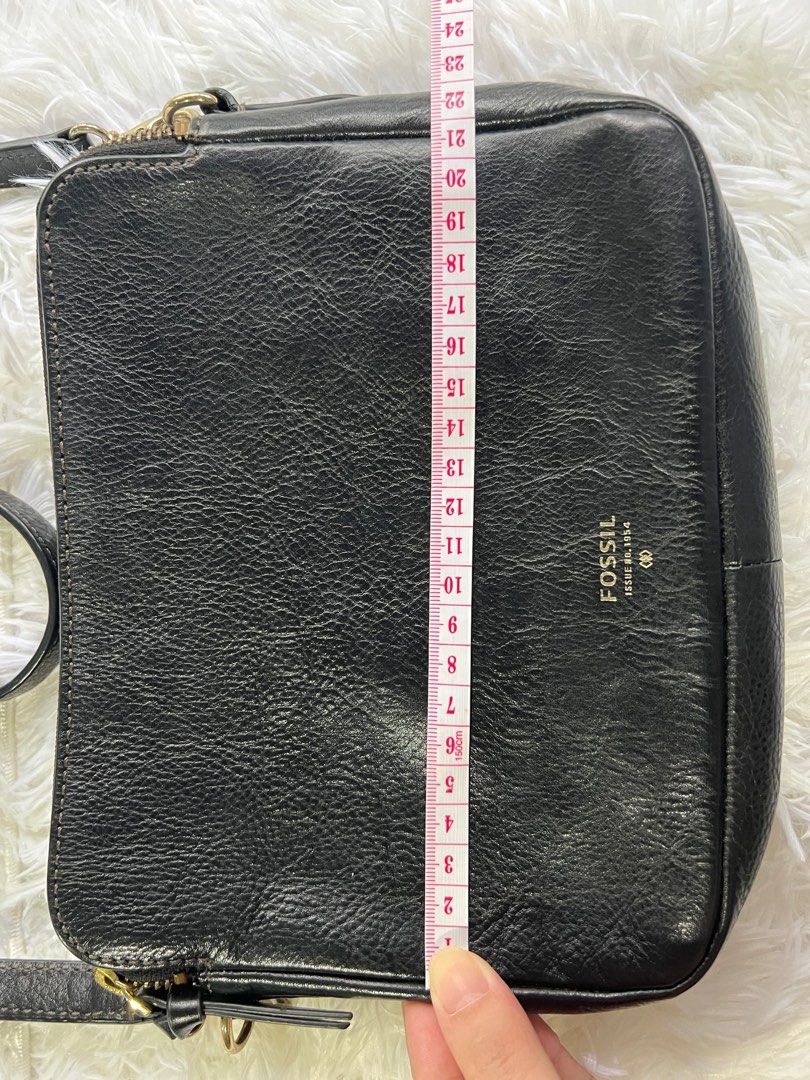 Authentic Fossil 1954 Crossbody Bag (Category: Luxury Bags & Wallets) located in Nagcarlan. Submitted by itsmiholai (Listing ID 1335688701, Image 3). Description: See photos! 😊.