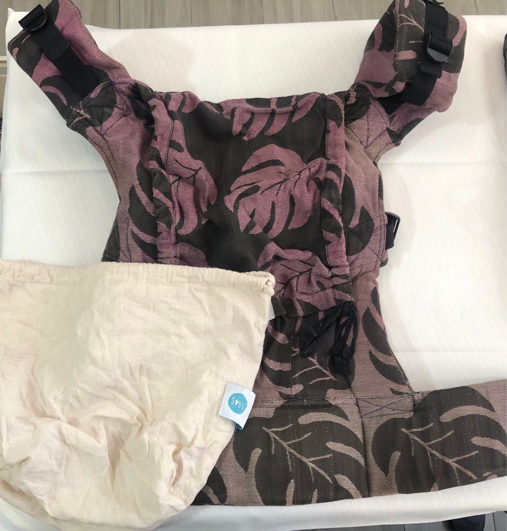 Baby carrier (Category: Carriers & Slings) located in Quezon City. Submitted by amogz (Listing ID 1335652125, Image 3). Description: Soul Slings baby carrier. Very pretty and hindi masakit sa likod magkarga ng baby. Just needs washing. Payment via bpi or gcash. Delivery shouldered by buyer. .
