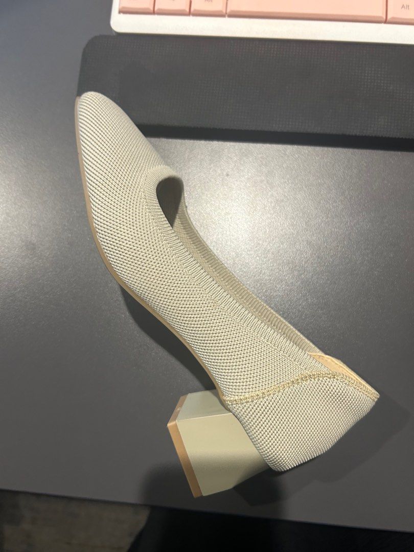 Bata (Category: Heels) located in Petaling Jaya. Submitted by chirpysha (Listing ID 1335680492, Image 3). Description: Beli pakai sekali je, tu pun dalam office. Jual sebab malas pakai heels, tak biasa. Beli RM149, masih ada receipts kalau tak percaya 😅 .