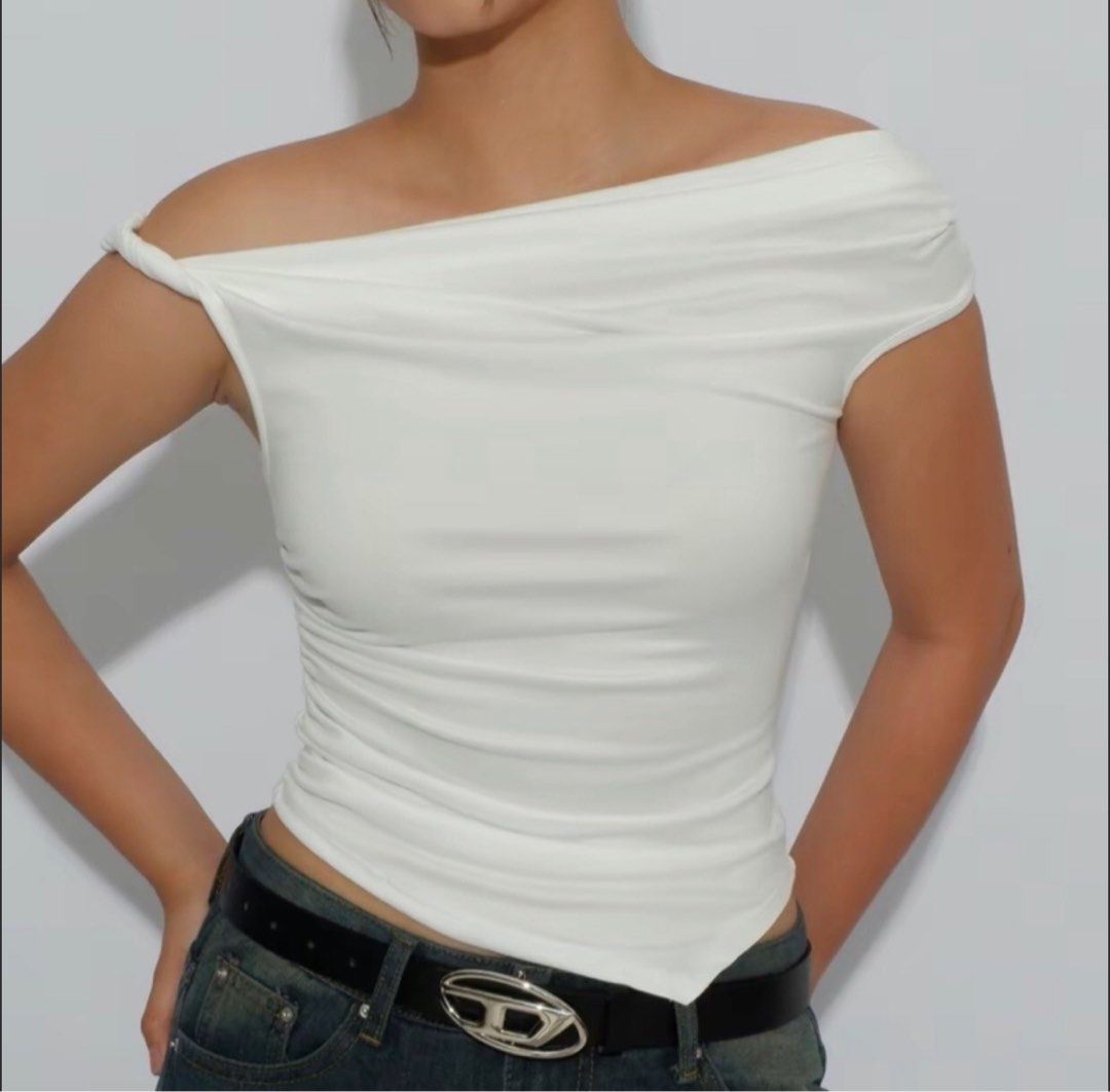 BSCO Heidi Top off shoulder (Category: Sleeveless) located in Caloocan City. Submitted by beyasclothing (Listing ID 1335731778, Image 1). Description: Size m-l (34-36AB) Stretchable Not see through Available in 🖤🤍 Cotton material super soft Pm me for more details :))).