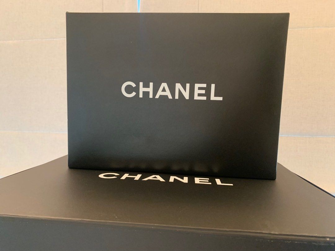 Chanel box (Category: Luxury Accessories) located in Manila. Submitted by envoguevintage88 (Listing ID 1335784501, Image 1). Description: Chanel non magnetic box. Great condition . 35x26x11 cm.