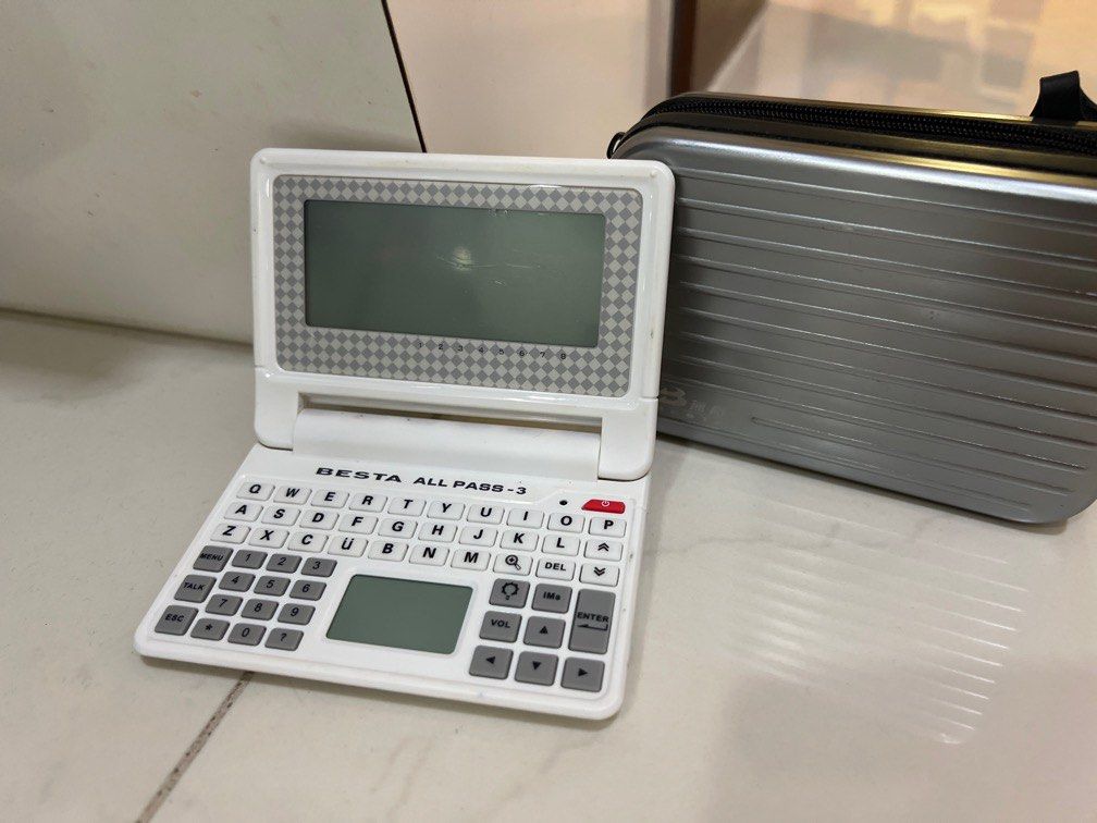Chinese E-Dictionary (Category: Other Gadgets) located in Singapore. Submitted by Blink_blink16 (Listing ID 1335763501, Image 1). Description: Come with a Box .