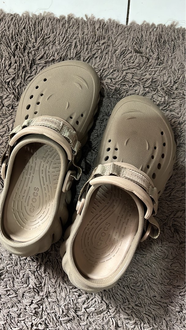 Crocs original, Fesyen Pria, Sepatu , Sandal di Carousell