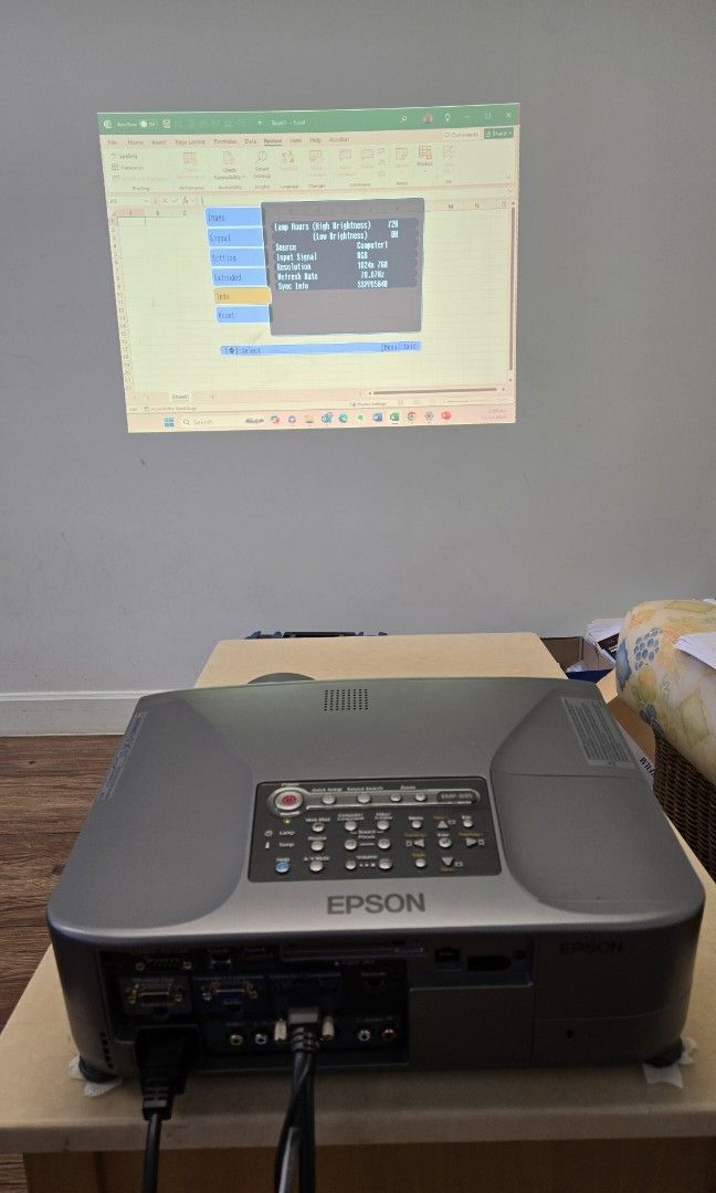 EPSON EMP-835 ☆3000ルーメン☆ランプ使用15時間