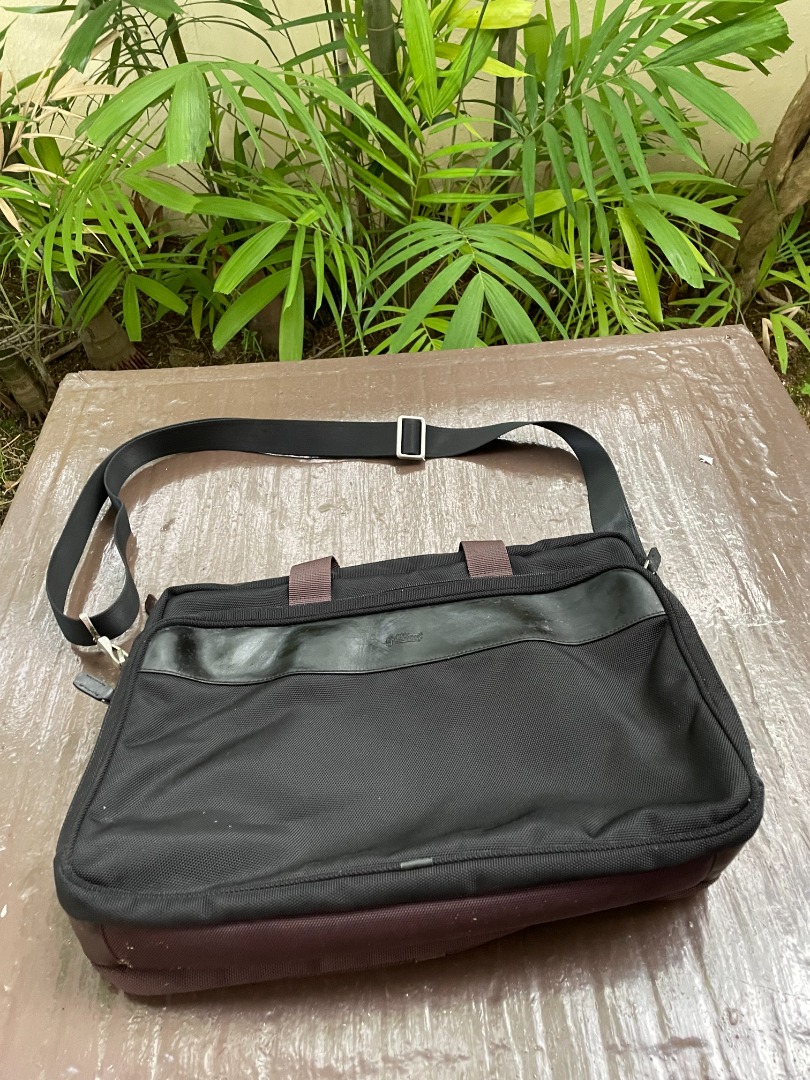 Goldlion sling bag. Some crack lines on the leather as shown in last picture. Dimension 40 x 30 x 12cm. Collect at 7E Jalan Arif S548800 or at taxi stand outside Kovan