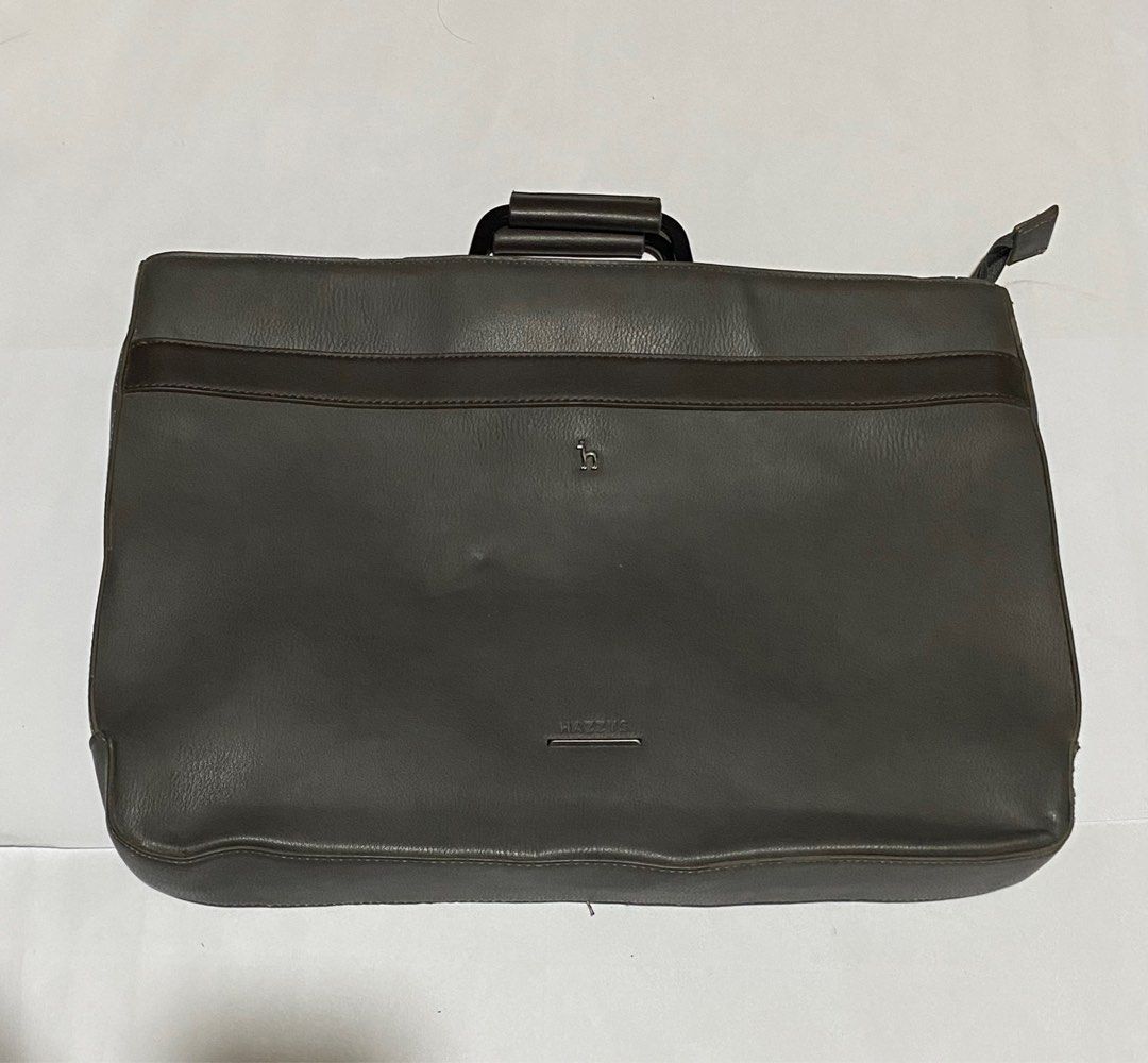 Hazzys (Laptop Bag w/ sling) (Category: Laptop Bags & Sleeves) located in Baguio. Submitted by cybelestuff00 (Listing ID 1335714643, Image 1). Description: Hazzys Laptop Bag Preloved item PM for details .