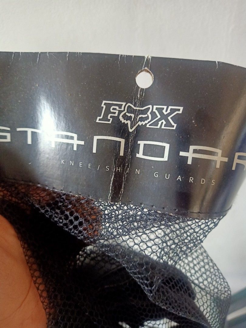 Knee shin guard (Category: Other Sports Equipment and Supplies) located in Las Pinas. Submitted by the_recycle_shop (Listing ID 1335610027, Image 2). Description: Unused.