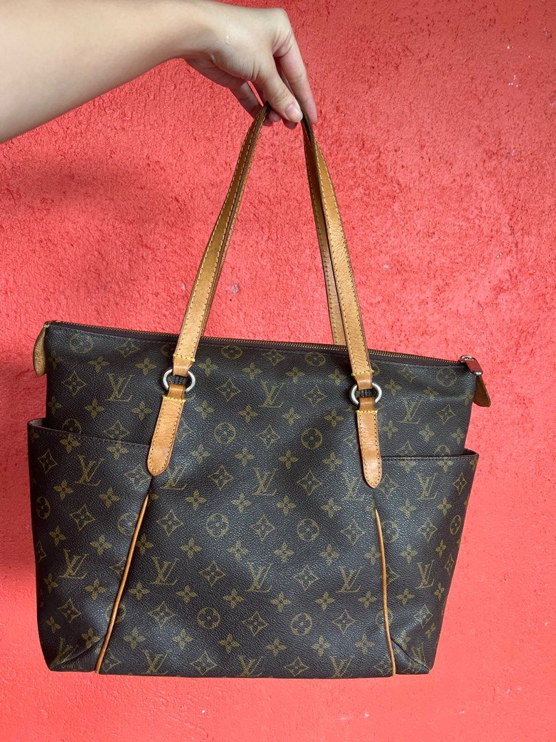 Louis Vuitton Monogram Canvas Totally MM (Category: Luxury Bags & Wallets) located in Nagcarlan. Submitted by itsmiholai (Listing ID 1335675806, Image 1). Description: See photos! 😍.