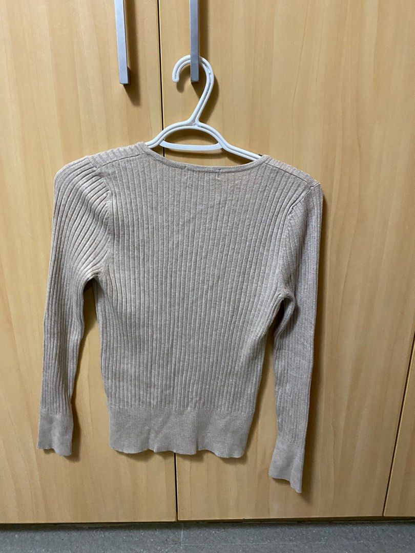 Marks and spencer beige cardigan (Category: Longsleeves) located in Manila. Submitted by ingweed (Listing ID 1335715659, Image 2). Description: .