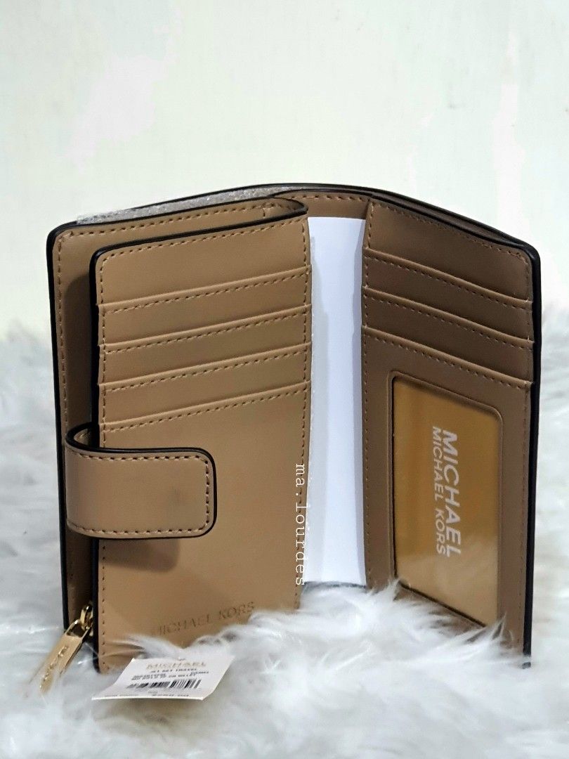 MK Jet Set Travel Medium Bifold Wallet 🇱🇷 (Category: Luxury Bags & Wallets) located in Quezon City. Submitted by rmlrluxfinds (Listing ID 1335696679, Image 3). Description: ** retail item ** in CAMEL color ** goldtone hardware ** front zip compartment ** back bifold compartment ** logo lining, 6 credit card slots, full-length bill compartment and clear ID window ** measures 5.25"L x 3.25"H x 1.25"D ON HAND and ready to ship ✅️tag ✅️carecard Dis