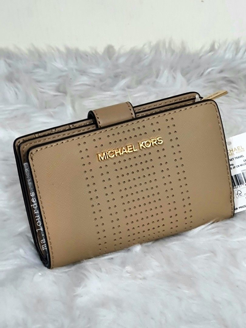 MK Jet Set Travel Medium Bifold Wallet 🇱🇷 (Category: Luxury Bags & Wallets) located in Quezon City. Submitted by rmlrluxfinds (Listing ID 1335696679, Image 1). Description: ** retail item ** in CAMEL color ** goldtone hardware ** front zip compartment ** back bifold compartment ** logo lining, 6 credit card slots, full-length bill compartment and clear ID window ** measures 5.25"L x 3.25"H x 1.25"D ON HAND and ready to ship ✅️tag ✅️carecard Dis
