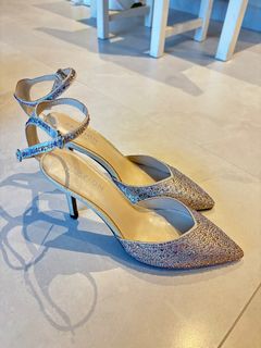 (Category: ) located in . Submitted by warinmywardrobe (Listing ID 210056448, Image 1). Description: .