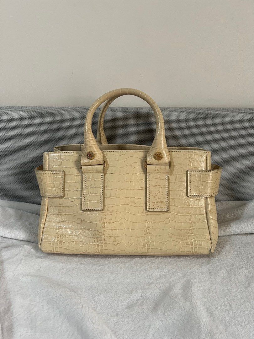 samantha thavasa crocodile embossed leather bag (Category: Purses & Pouches) located in Quezon City. Submitted by archiyves (Listing ID 1335623283, Image 2). Description: Bought from a pre-loved store in Japan! Has no obvious signs of flaws. Medyo may mantsa lang yung loob ng bag pero other than that, well used yung bag. Message me for more details and other queries. MOP: GCash ONLY. MOD: Lalamove and J&T.