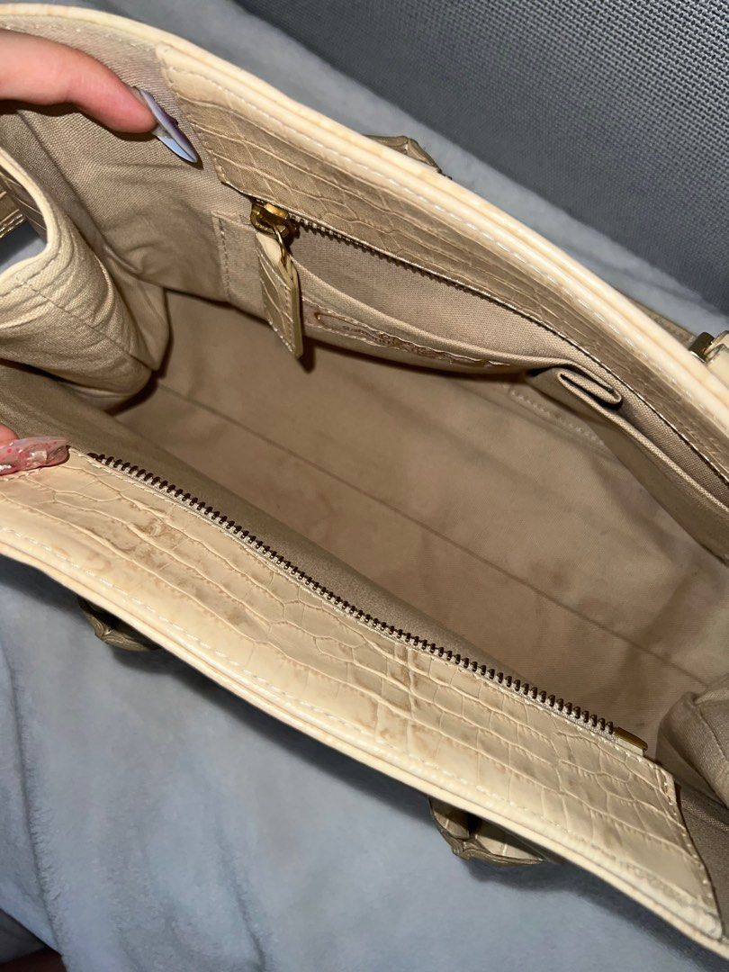 samantha thavasa crocodile embossed leather bag (Category: Purses & Pouches) located in Quezon City. Submitted by archiyves (Listing ID 1335623283, Image 3). Description: Bought from a pre-loved store in Japan! Has no obvious signs of flaws. Medyo may mantsa lang yung loob ng bag pero other than that, well used yung bag. Message me for more details and other queries. MOP: GCash ONLY. MOD: Lalamove and J&T.