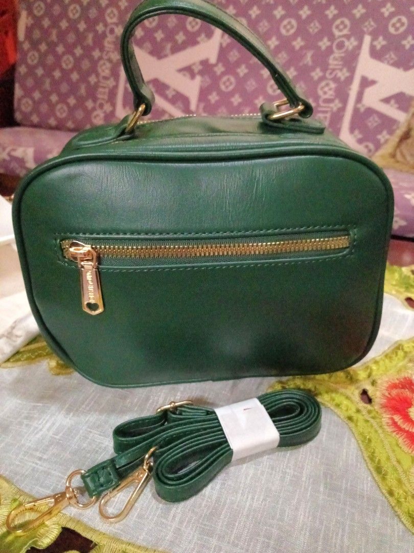 Sling/handbag 5 (Category: Everything Else Others) located in Cavite. Submitted by assortedbymickeymouse (Listing ID 1335648196, Image 3). Description: Brand: Baelberry W: 8.3" L: 6" Thickness: 3.5" color: green 1 zipper pocket inside all zipper is working used once.. good as new...
