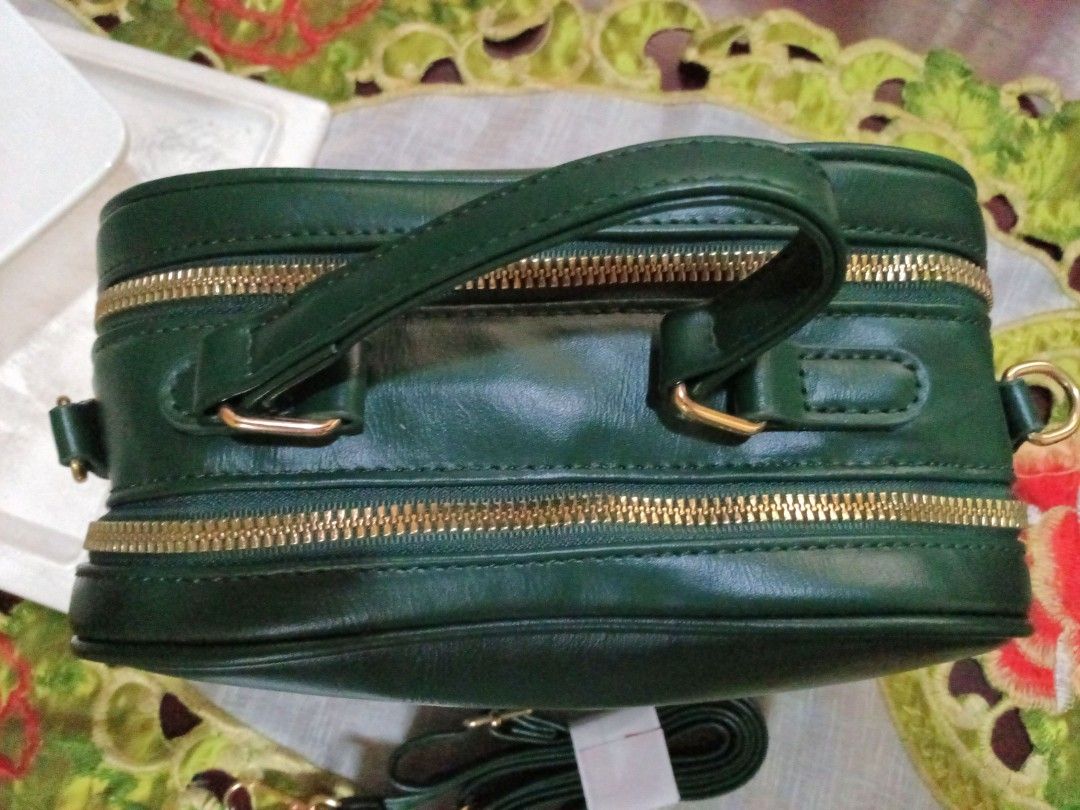 Sling/handbag 5 (Category: Everything Else Others) located in Cavite. Submitted by assortedbymickeymouse (Listing ID 1335648196, Image 2). Description: Brand: Baelberry W: 8.3" L: 6" Thickness: 3.5" color: green 1 zipper pocket inside all zipper is working used once.. good as new...