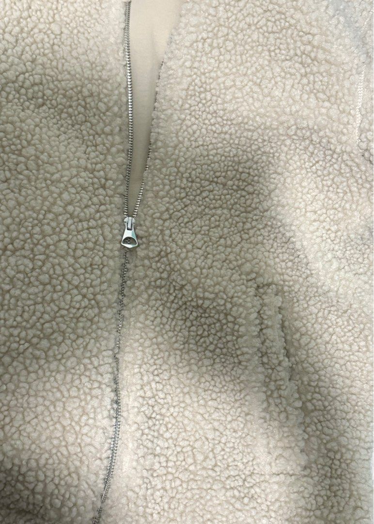 Teddy Jacket (Category: Coats, Jackets and Outerwear) located in Singapore. Submitted by seannnc (Listing ID 1335701039, Image 4). Description: Wore it once on my trip to hong kong, have not worn it since .