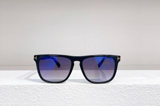(Category: ) located in . Submitted by sunglasses.versionsale (Listing ID 1335699541, Image 1). Description: .