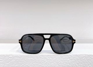 (Category: ) located in . Submitted by sunglasses.versionsale (Listing ID 1335705572, Image 1). Description: .