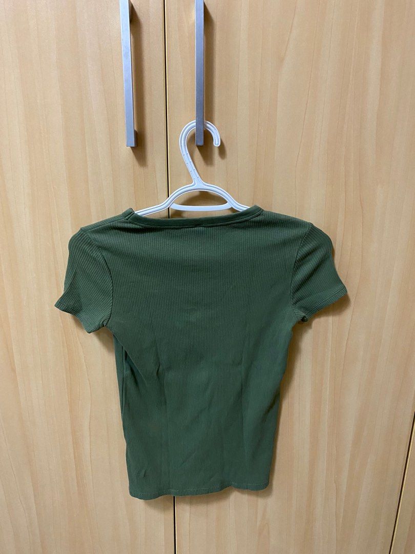 Uniqlo green ribbed tshirt (Category: Shirts) located in Manila. Submitted by ingweed (Listing ID 1335712738, Image 2). Description: .