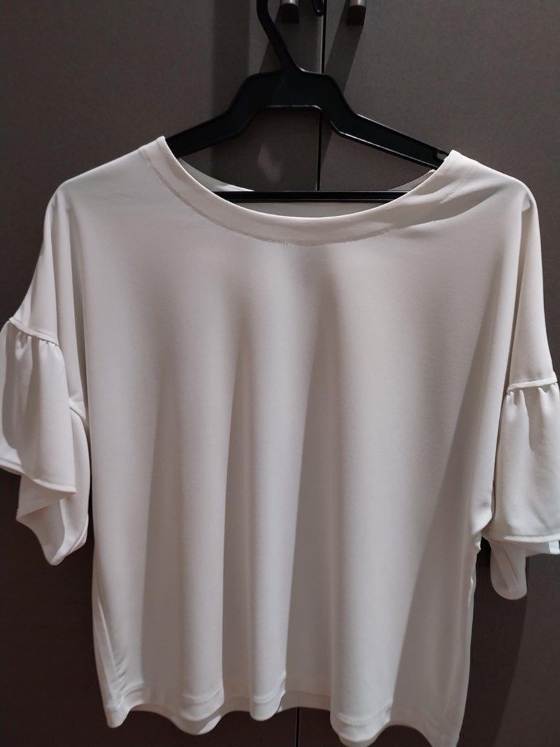 White uniqlo blouse with bell sleeves (Category: Blouses) located in Quezon City. Submitted by robinbird2 (Listing ID 1335739475, Image 1). Description: Pearl white soft uniqlo top with bell sleeves. Good for wearing in the office. .