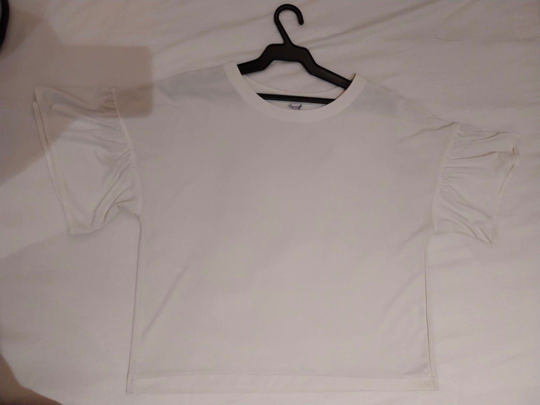 White uniqlo blouse with bell sleeves (Category: Blouses) located in Quezon City. Submitted by robinbird2 (Listing ID 1335739475, Image 2). Description: Pearl white soft uniqlo top with bell sleeves. Good for wearing in the office. .