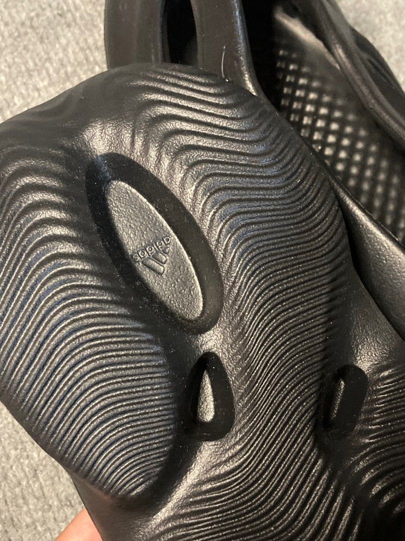 ADIDAS YEEZY FOAM RUNNERS BLACK (Category: Sneakers) located in Daraga. Submitted by albay_kicks (Listing ID 1335952098, Image 3). Description: Brand new Size 12 Free ship thru j&t.