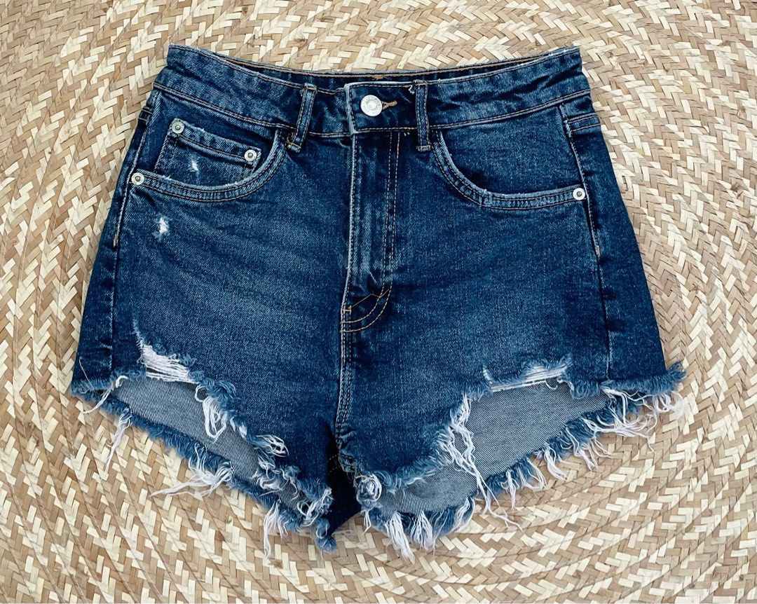 AUTH ZARA HW SHORTS (Category: Shorts) located in San Fernando. Submitted by yourdeclutterbuddy (Listing ID 1335908401, Image 1). Description: NO TAG 26-28 .