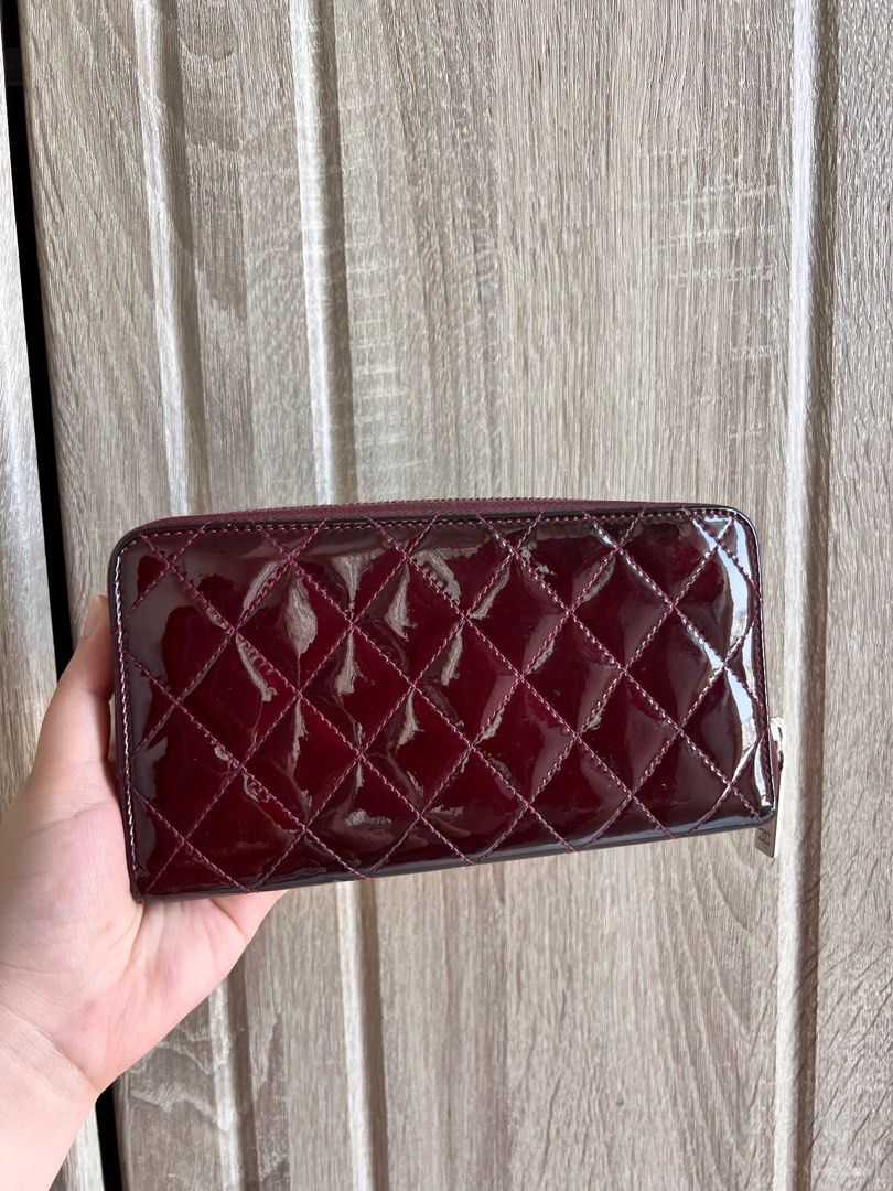 Authentic Chanel Long Wallet (Category: Luxury Bags & Wallets) located in Muntinlupa City. Submitted by nichauls (Listing ID 1335824587, Image 2). Description: Super niiiice Material is patent leather Stain on the interior Exterior is in great condition! Bought from kokollections on instagram .