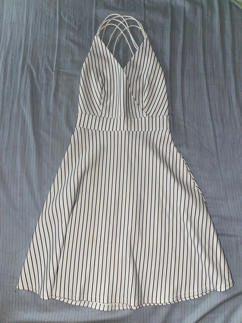 Backless dress (Category: Dresses) located in Malabon City. Submitted by krishaaec (Listing ID 1335954936, Image 1). Description: - Stretchable and body hugging - Crisscross design on the back Rfs: worn once lang for debut.