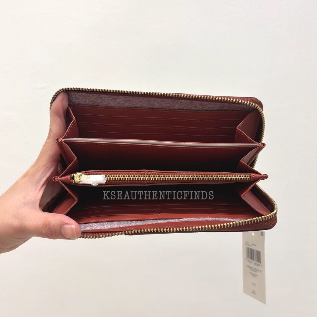 COACH RETAIL Accordion Zip Wallet in Colorblock Signature Canvas 🇨🇦 (Category: Luxury Bags & Wallets) located in Pasig City. Submitted by kseauthenticfinds (Listing ID 1335854595, Image 2). Description: 𝗡𝗲𝘄 𝗔𝗿𝗿𝗶𝘃𝗮𝗹✨ RETAIL Accordion Zip Wallet in Colorblock Signature Canvas 🇨🇦 Inclusions: tag and care card Pasig on hand Product Details Signature coated canvas and refined calf leather 12 credit card slots Full-length bill compartment