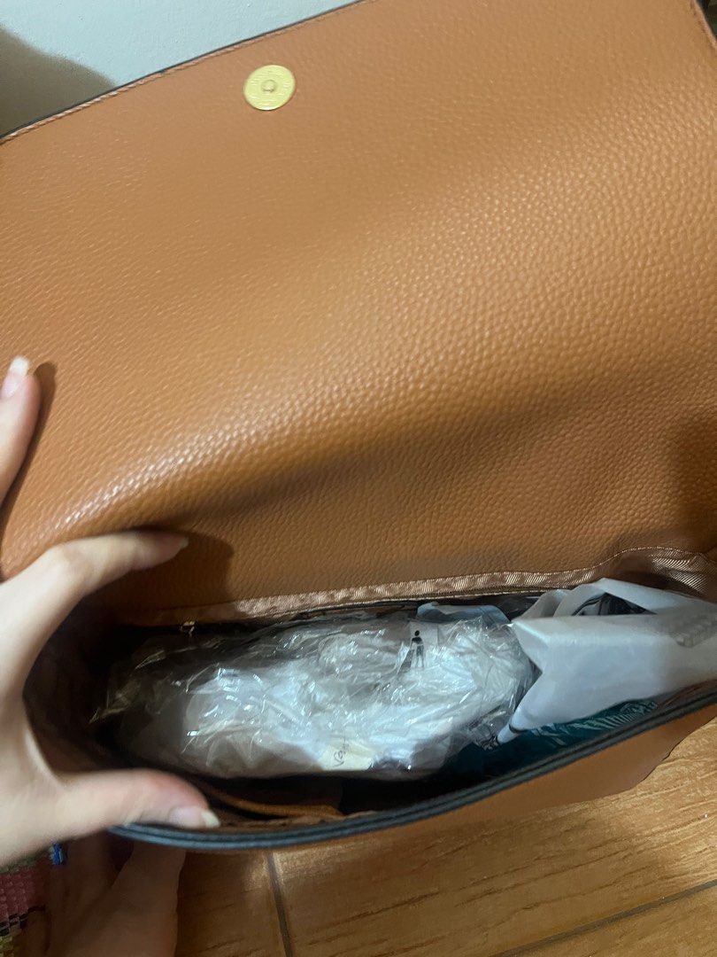 Coach sling bag (Category: Luxury Bags & Wallets) located in Bulacan. Submitted by unkn0wned1 (Listing ID 1335875424, Image 3). Description: NGA brand new Large in actual.