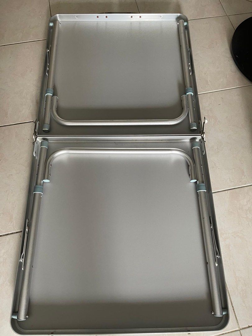 Foldable Table (Category: Tables & Sets) located in Singapore. Submitted by 8q2yzwwhsv (Listing ID 1335950955, Image 3). Description: .