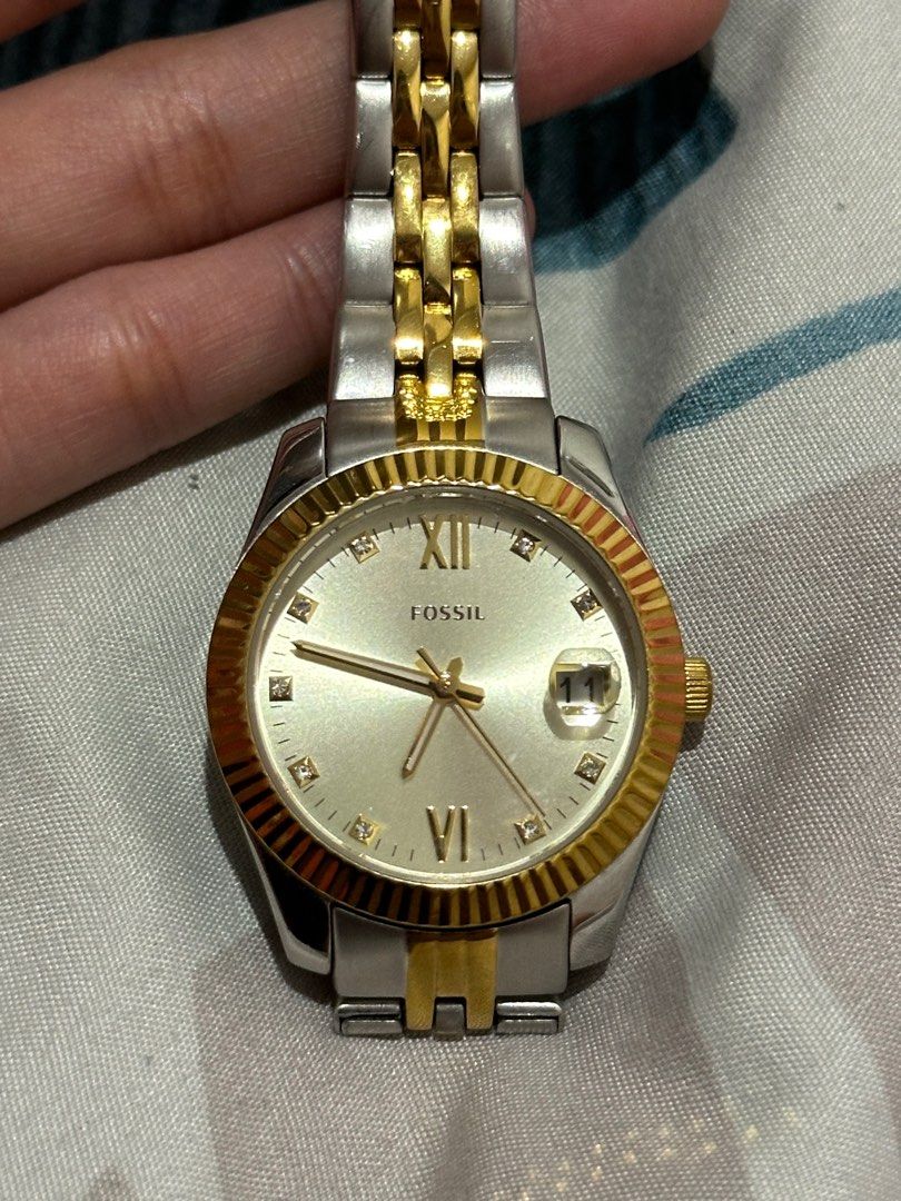 FOSSIL (Category: Women's Watches) located in Pasig City. Submitted by declutterzzzz (Listing ID 1335442532, Image 3). Description: ✅Was bought last yr at FOSSIL-MOA branch ✅Complete with box ✅minimal scratches , srp: 9K ✅barely use, can pass as Bnew Rfs:switch to apple watch☺️.