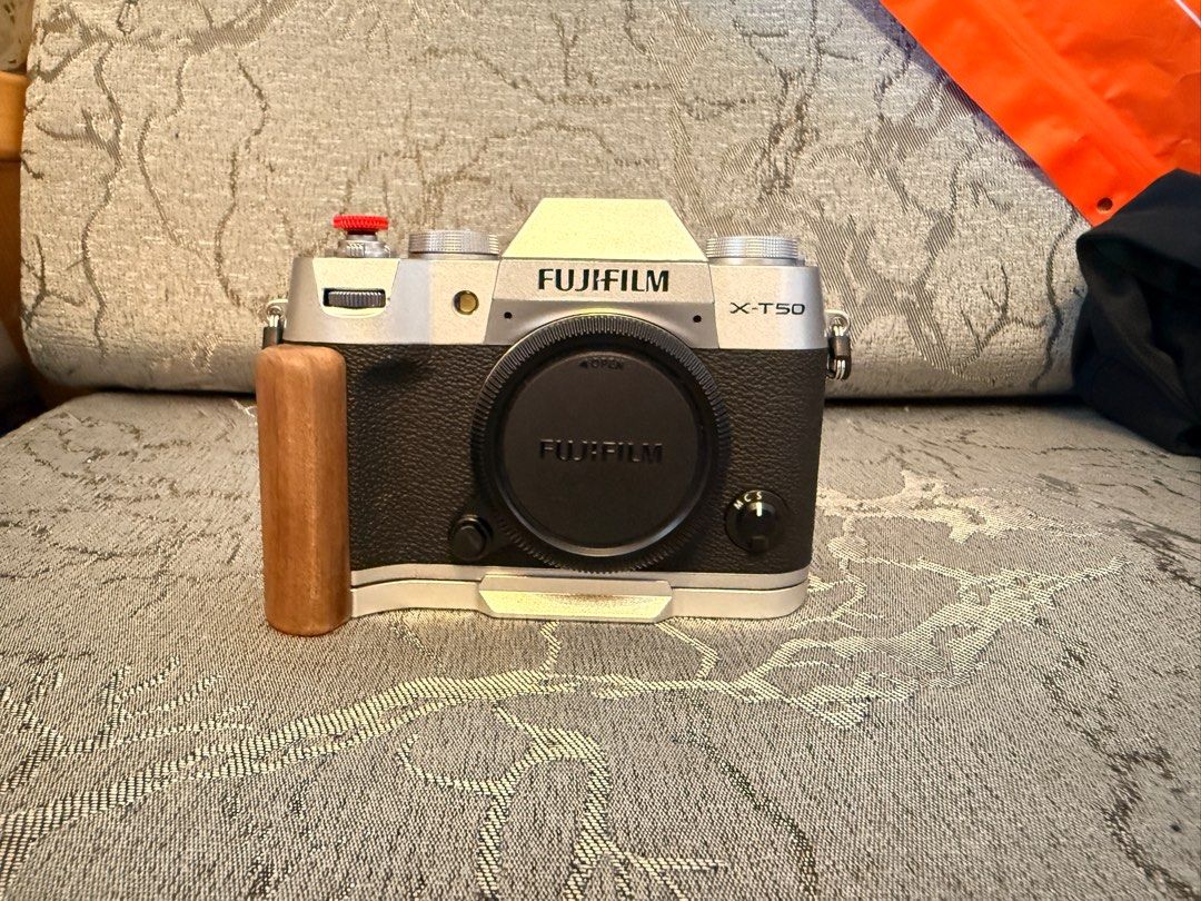富士Fujifilm Xt50 （分類：相機）位於 Hong Kong。 由 zack3456736373 提交（商品編號 1335956682，圖片 1）。簡介： 富士xt50+銀色+港行在保修+單機身 2024.6購買+快門100多 成色99新全機身貼膜+沒有明顯磕碰划痕 有發票購買記錄保修卡說明書盒子+全套都在 +屏幕貼膜++保護的很好+ 贈送老虎鉗木柄皮套+ 出給有需要的朋友。