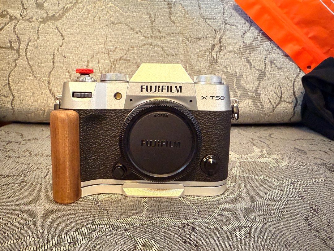 富士Fujifilm Xt50 （分類：相機）位於 Hong Kong。 由 zack3456736373 提交（商品編號 1335956682，圖片 2）。簡介： 富士xt50+銀色+港行在保修+單機身 2024.6購買+快門100多 成色99新全機身貼膜+沒有明顯磕碰划痕 有發票購買記錄保修卡說明書盒子+全套都在 +屏幕貼膜++保護的很好+ 贈送老虎鉗木柄皮套+ 出給有需要的朋友。