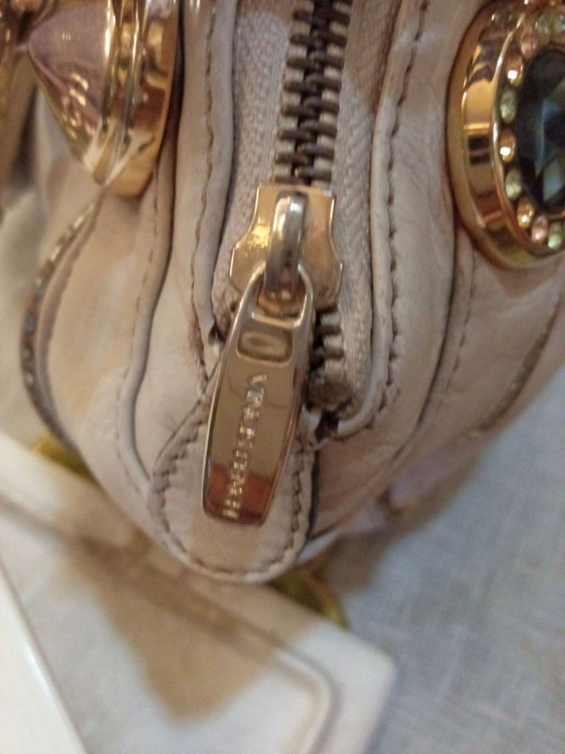 Handbag 12 (Category: Everything Else Others) located in Cavite. Submitted by assortedbymickeymouse (Listing ID 1335863897, Image 3). Description: Brand: Vincis Bench (original) W: 12.5" L: 8" 1 zipper pocket inside zipper is working sign of usage.
